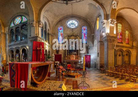 Mers-Les-Bains, Francia - 09 19 2024: Vista all'interno della Chiesa di San Martino dell'altare e del transetto Foto Stock