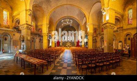 Mers-Les-Bains, Francia - 09 19 2024: Vista all'interno della chiesa di Saint-Martin dalla navata Foto Stock
