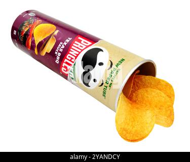 La salsa Pringles Texas BBQ insaporisce spuntini salati in un tubo di carta riciclabile da 185 g. Foto Stock