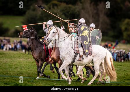 La cavalleria condusse la strada alla decisiva battaglia di Hastings del 1066 nella battaglia di East Sussex, Regno Unito Foto Stock