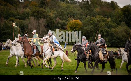 La cavalleria condusse la strada alla decisiva battaglia di Hastings del 1066 nella battaglia di East Sussex, Regno Unito Foto Stock