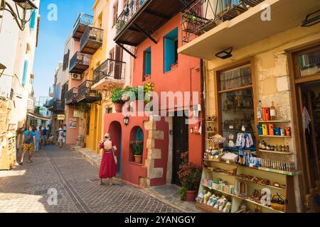 Città vecchia di Chania Creta, vista di una strada colorata nell'area panoramica della città vecchia veneziana di Chania (Hania), Creta, Grecia Foto Stock
