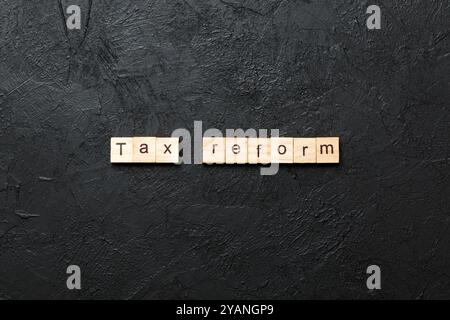 parola di riforma fiscale scritta su blocco di legno. testo di riforma fiscale su tabella di cemento per il vostro desing, concetto. Foto Stock