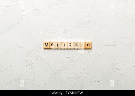 Medicare parola scritta sul blocco di legno. medicare testo sul tavolo, concetto. Foto Stock