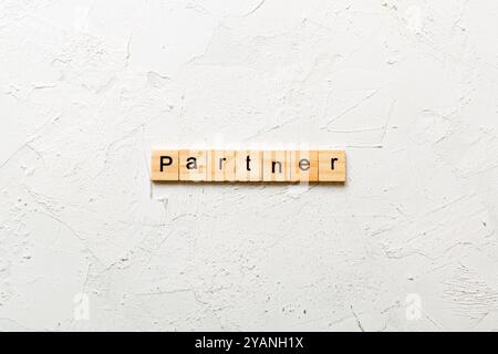 Parola DEL PARTNER scritta su un blocco di legno. Testo DEL PARTNER sul tavolo, concetto. Foto Stock