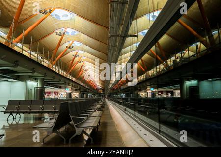 Terminal vuoto dell'aeroporto Barajas di Madrid, Spagna Foto Stock