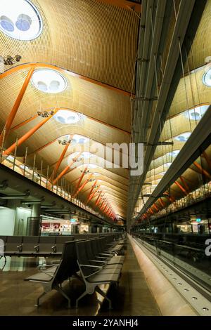 Terminal vuoto dell'aeroporto Barajas di Madrid, Spagna Foto Stock