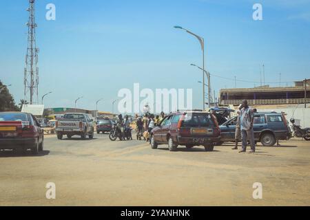 Strada togolese con gente e auto a Lomé, Togo Foto Stock