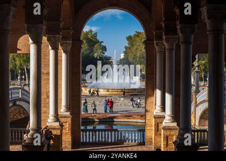 Siviglia, Andalusia, Spagna - 24 ottobre 2023 - Fontana e gente in Plaza de Espana nel Parco Maria Luisa, vista dal centro del padiglione principale Foto Stock