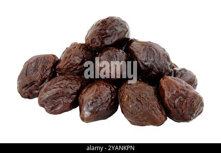 Gruppo di prugne a base di frutta secca a prugne ingrediente alimentare sano ad alta fibra isolato su fondo bianco Foto Stock