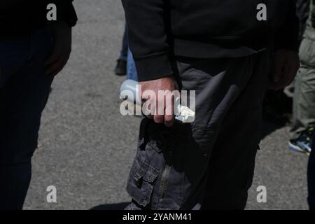 Tolosa, Francia, 13 marzo 2019. I manifestanti gilet gialli vanno in strada per il ventiduesimo fine settimana consecutivo di proteste anti-governative. La città di Tolosa, nel sud della Francia, è stata la "capitale” del movimento nelle proteste di questo sabato. Mentre alcune parti delle manifestazioni rimasero pacifiche, in altre parti della città le tensioni aumentarono, con la polizia che sparò gas lacrimogeni e stordì granate contro i manifestanti, che bruciarono un furgone e cercarono di entrare in aree da cui erano stati banditi. Migliaia di manifestanti si sono radunati anche a Parigi, anche se sono stati esclusi dagli Champs-Elysees, a causa di Foto Stock