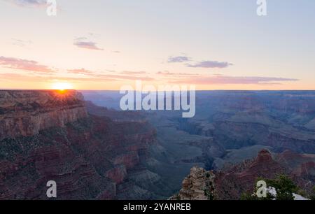 Vista aerea del Grand Canyon al tramonto con il cielo spettacolare e le rocce rosse, Arizona, Stati Uniti. Foto Stock