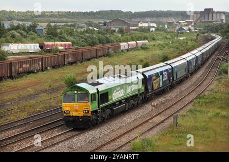 La classe 66 loco 66004 alimentata a olio vegetale idrogenato trasporta il 4H62 Immingham fino al servizio di biomassa della centrale elettrica Drax attraverso Scunthorpe il 14/6/24. Foto Stock