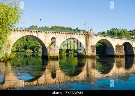 Ponte in pietra sul fiume Lima a Ponte da barca. Portogallo Foto Stock