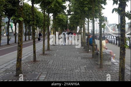 DUBLINO, IRLANDA - 31 LUGLIO 2024: Serie di sculture People Around the Famine Memorial di Rowan Gillespie Foto Stock