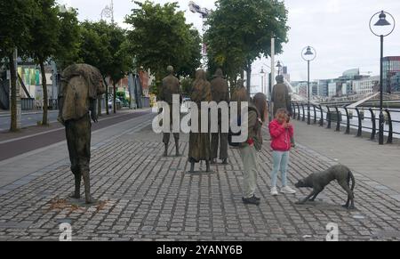 DUBLINO, IRLANDA - 31 LUGLIO 2024: Serie di sculture di Rowan Gillespie in memoria della carestia Foto Stock