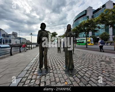 DUBLINO, IRLANDA - 31 LUGLIO 2024: Serie di sculture di Rowan Gillespie in memoria della carestia Foto Stock