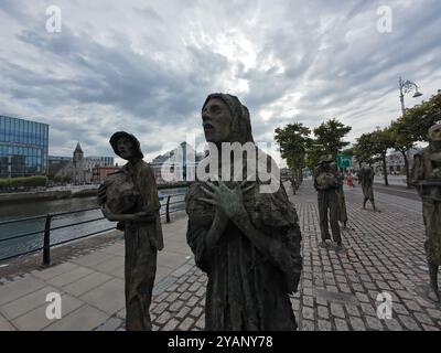 DUBLINO, IRLANDA - 31 LUGLIO 2024: Serie di sculture di Rowan Gillespie in memoria della carestia Foto Stock