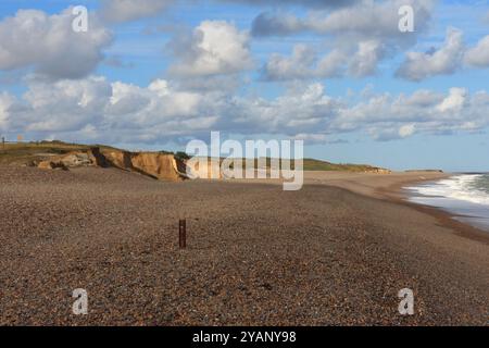 Una vista verso ovest lungo la spiaggia verso Salthouse sulla costa nord del Norfolk a Weybourne, Norfolk, Inghilterra, Regno Unito. Foto Stock