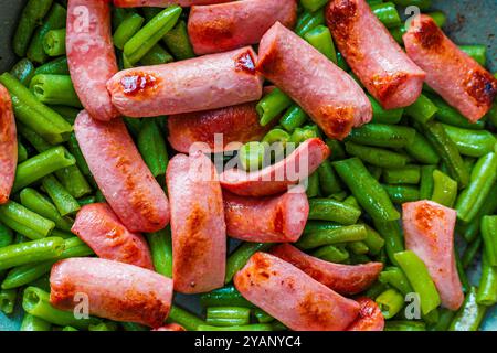 vista ravvicinata delle salsicce arrostite con fagiolini Foto Stock