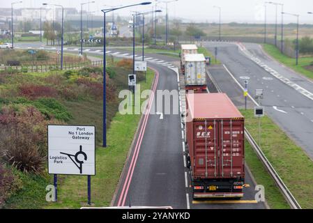 Stanford-le-Hope, Essex, Regno Unito. 15 ottobre 2024. DP World ha rivelato un piano da 1 miliardo di sterline per espandere il porto container London Gateway al vertice sugli investimenti del governo. Il porto è stato aperto nel 2013 per facilitare le più grandi navi portacontainer sulle rotte commerciali del mondo, e dopo il completamento dell’espansione sarebbe diventato il più grande porto container del Regno Unito. I piani includono un secondo terminal ferroviario e aggiungeranno altri 400 posti di lavoro permanenti al sito. Autocarri container diretti verso il porto Foto Stock