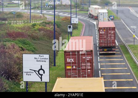 Stanford-le-Hope, Essex, Regno Unito. 15 ottobre 2024. DP World ha rivelato un piano da 1 miliardo di sterline per espandere il porto container London Gateway al vertice sugli investimenti del governo. Il porto è stato aperto nel 2013 per facilitare le più grandi navi portacontainer sulle rotte commerciali del mondo, e dopo il completamento dell’espansione sarebbe diventato il più grande porto container del Regno Unito. I piani includono un secondo terminal ferroviario e aggiungeranno altri 400 posti di lavoro permanenti al sito. Autocarri container diretti verso il porto Foto Stock