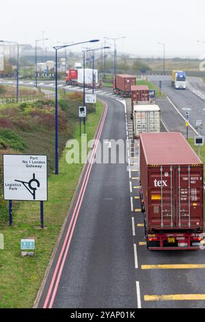 Stanford-le-Hope, Essex, Regno Unito. 15 ottobre 2024. DP World ha rivelato un piano da 1 miliardo di sterline per espandere il porto container London Gateway al vertice sugli investimenti del governo. Il porto è stato aperto nel 2013 per facilitare le più grandi navi portacontainer sulle rotte commerciali del mondo, e dopo il completamento dell’espansione sarebbe diventato il più grande porto container del Regno Unito. I piani includono un secondo terminal ferroviario e aggiungeranno altri 400 posti di lavoro permanenti al sito. Autocarri container diretti verso il porto Foto Stock