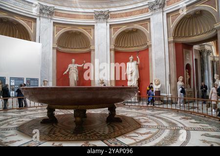 ROMA, VATICANO - 9 MARZO 2023: Questa è l'enorme ciotola di porfido rosso di Nerone nella sala della Rotonda dei Musei Vaticani. Foto Stock