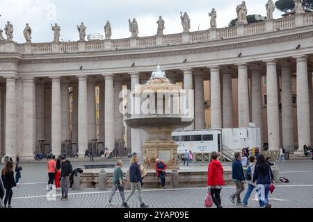 ROMA, VATICANO - 9 MARZO 2023: Questa è la Fontana del Bernini sulla metà sinistra di Piazza San Pietro. Foto Stock