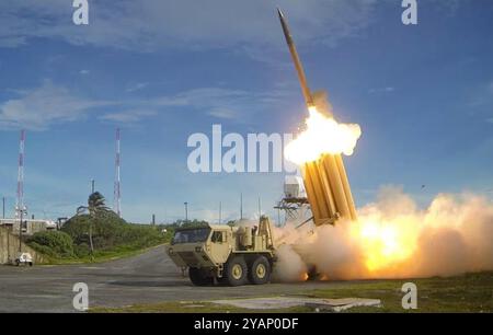 THAAD Terminal High Altitude area Defense) missili intercettori in fase di test sparati nel settembre 2013 da una base statunitense nel Pacifico. Foto: Esercito DEGLI STATI UNITI Foto Stock