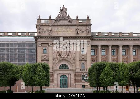 Stoccolma, Svezia - 26 luglio 2023: Vista da Riksplan sull'ala est del Riksdag su Helgeandsholmen. Stoccolma, Svezia Foto Stock