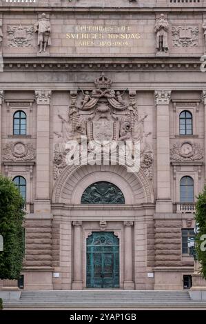 Stoccolma, Svezia - 26 luglio 2023: Vista da Riksplan sull'ala est del Riksdag su Helgeandsholmen. Stoccolma, Svezia Foto Stock