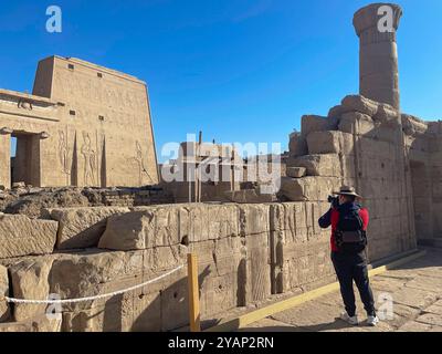 Edfu, Egitto; 17 gennaio 2024: L'avventura di un fotografo per esplorare la terra dei faraoni e scoprire i segreti dell'antico Egitto. Foto Stock