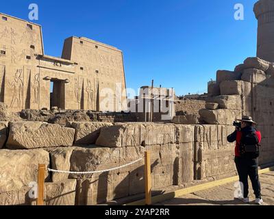 Edfu, Egitto; 17 gennaio 2024: Rendere omaggio agli antichi egizi attraverso la lente di un fotografo. Cattura la bellezza senza tempo del Tempio Foto Stock