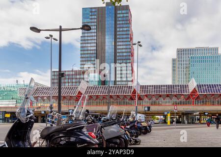 Almere, Paesi Bassi - 17 settembre 2024: La zona centrale della stazione ferroviaria e degli autobus di Almere, Paesi Bassi Foto Stock