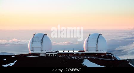 W.M. Keck Observatorien (Keck 1 e Keck 2) in cima a Mauna Kea al tramonto, in attesa del cielo notturno. Big Island, Hawaii. Foto Stock