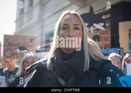 Sängerin Sarah Connor, Sarah Connor legt sich in ein Mini-Aquarium und protestiert mit Peta-Aktivisten vor Tui-Reisebüro für die Freilassung von Orca-Walen, 15.10.2024, Tui Reisebüro, Berlino, Deutschland kreativmedia-connor-peta-5 Foto Stock
