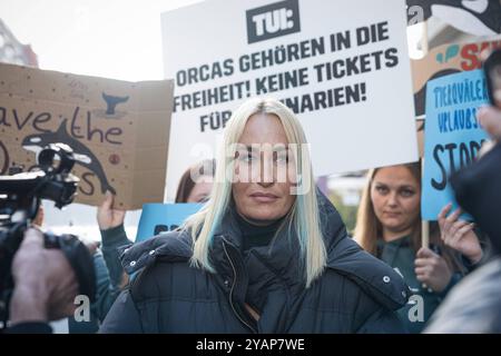 Sängerin Sarah Connor, Sarah Connor legt sich in ein Mini-Aquarium und protestiert mit Peta-Aktivisten vor Tui-Reisebüro für die Freilassung von Orca-Walen, 15.10.2024, Tui Reisebüro, Berlino, Deutschland kreativmedia-connor-peta-7 Foto Stock