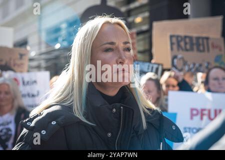 Sängerin Sarah Connor, Sarah Connor legt sich in ein Mini-Aquarium und protestiert mit Peta-Aktivisten vor Tui-Reisebüro für die Freilassung von Orca-Walen, 15.10.2024, Tui Reisebüro, Berlino, Deutschland kreativmedia-connor-peta-6 Foto Stock