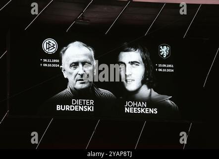 München, Deutschland, 14. Ottobre 2024: Fussball, Herren, UEFA Nations League, Deutschland - Niederlande, gruppo A3, Allianz Arena a Gedenken an Dieter Burdenski und Johan Neeskens, Trauerbild an der Anzeigetafel zum Tode Foto Stock