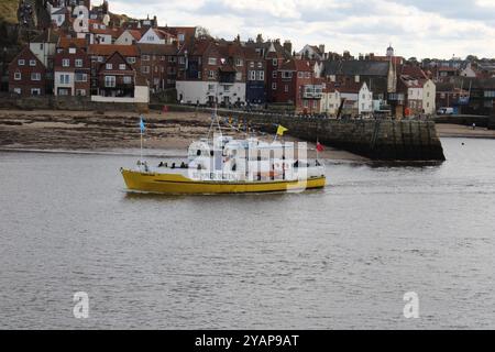 La Queen Cruiser estiva lascia Whitby Harbour Foto Stock