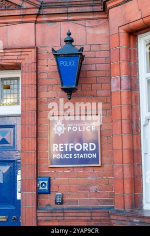 Una vecchia lampada blu fuori dalla stazione di polizia di Retford Foto Stock