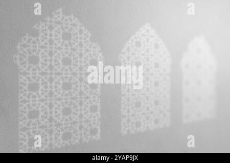 Ombra bianca di tre finestre a forma di moschea ad arco sul muro. Religione islamica, Ramadan kareem, o Eid al Fitr Foto Stock