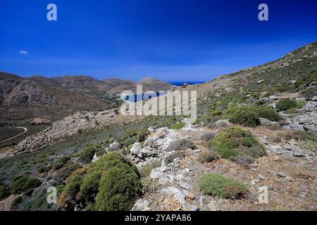 Vista Elivata della baia di Livadia dal sentiero vicino a Vournos, all'isola di Tilos, alle isole del Dodecaneso, in Grecia. Foto Stock