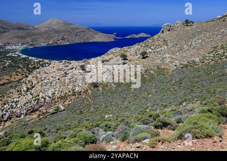 Vista Elivata della baia di Livadia dal sentiero vicino a Vournos, all'isola di Tilos, alle isole del Dodecaneso, in Grecia. Foto Stock