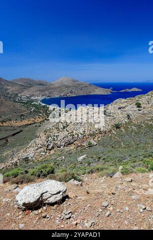 Vista Elivata della baia di Livadia dal sentiero vicino a Vournos, all'isola di Tilos, alle isole del Dodecaneso, in Grecia. Foto Stock