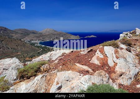 Vista Elivata della baia di Livadia dal sentiero vicino a Vournos, all'isola di Tilos, alle isole del Dodecaneso, in Grecia. Foto Stock