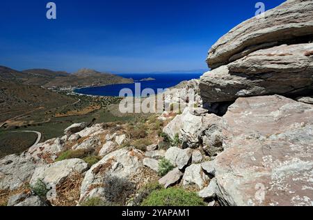 Vista Elivata della baia di Livadia dal sentiero vicino a Vournos, all'isola di Tilos, alle isole del Dodecaneso, in Grecia. Foto Stock