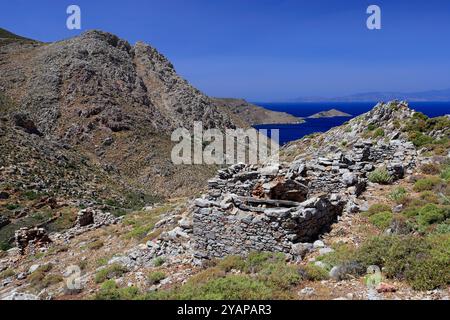 Vista Elivata della baia di Livadia dal sentiero vicino a Vournos, all'isola di Tilos, alle isole del Dodecaneso, in Grecia. Foto Stock