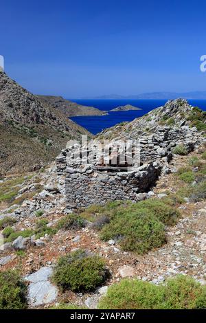 Vista Elivata della baia di Livadia dal sentiero vicino a Vournos, all'isola di Tilos, alle isole del Dodecaneso, in Grecia. Foto Stock